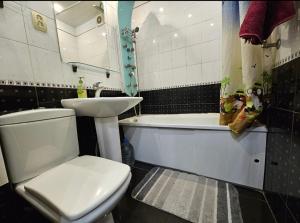 a bathroom with a toilet and a sink and a tub at 1 комнатная квартира, левый берег, Пр Калнышевского, пр Слобожанский, 6 городская клиника in Nizhnedneprovsk