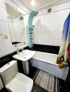 a bathroom with a sink and a toilet and a tub at 1 комнатная квартира, левый берег, Пр Калнышевского, пр Слобожанский, 6 городская клиника in Nizhnedneprovsk +2 photos