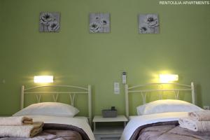 A bed or beds in a room at Rentoulia Apartments
