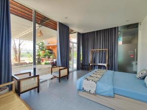 a bedroom with a bed and a large window at Moc's Homestay-Phan Thiết in Ấp Tân Bình (2)