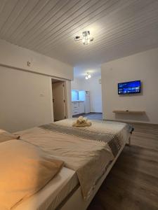 una camera da letto con un letto grande in una stanza di VILLA OLINDA a Ahmediye