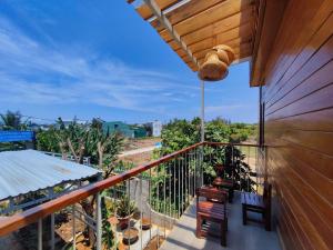 an outdoor balcony with a view of the ocean at Moc's Homestay-Phan Thiết in Ấp Tân Bình (2)