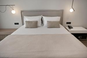 Postel nebo postele na pokoji v ubytování Asters Hotel