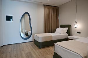 Postel nebo postele na pokoji v ubytování Asters Hotel