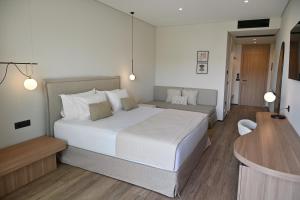 Postel nebo postele na pokoji v ubytování Asters Hotel