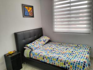 a bedroom with a bed and a window at Apartamento Le petit prince in Paipa