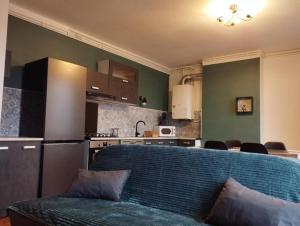 un soggiorno con divano e cucina di Appartement moderne a Le Puy en Velay