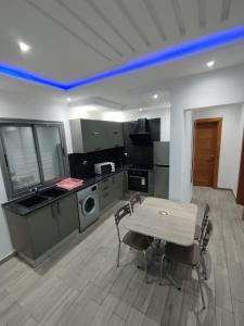 Kuchyň nebo kuchyňský kout v ubytování Résidence Inès Djerba Appartement de Luxe
