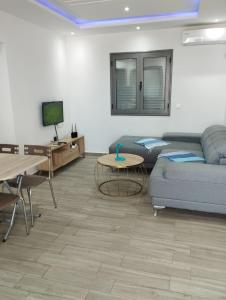TV a/nebo společenská místnost v ubytování Résidence Inès Djerba Appartement de Luxe