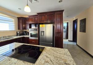 Luxurious Jaco Apt in Monaco Condominiums, a Poolside Gem tesisinde mutfak veya mini mutfak
