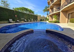 Luxurious Jaco Apt in Monaco Condominiums, a Poolside Gem tesisinde veya buraya yakın yüzme havuzu