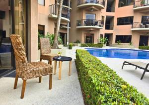 Luxurious Jaco Apt in Monaco Condominiums, a Poolside Gem tesisinde veya buraya yakın yüzme havuzu