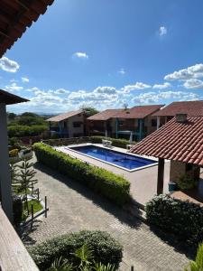 a swimming pool in front of a house at Casa em condomínio - 8 pessoas - Gravatá-PE in Gravatá