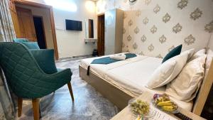 Een bed of bedden in een kamer bij Midways Guest House and Hotels