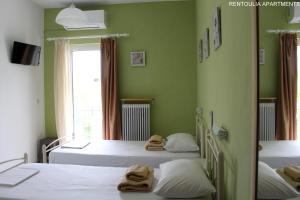 A bed or beds in a room at Rentoulia Apartments