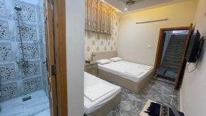 Een bed of bedden in een kamer bij Midways Guest House and Hotels