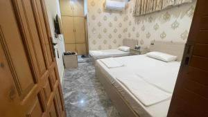 Een bed of bedden in een kamer bij Midways Guest House and Hotels