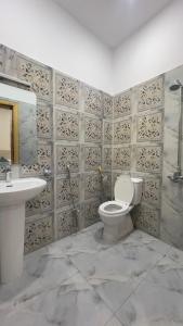 Een badkamer bij Midways Guest House and Hotels