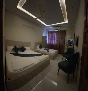 Een bed of bedden in een kamer bij Midways Guest House and Hotels