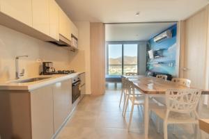 a kitchen and dining room with a table and chairs at Rodadero Exclusivo - Pasos de Playa Salguero in Puerto de Gaira