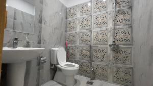 Een badkamer bij Midways Guest House and Hotels