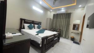Een bed of bedden in een kamer bij Midways Guest House and Hotels