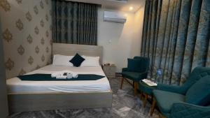 Een bed of bedden in een kamer bij Midways Guest House and Hotels