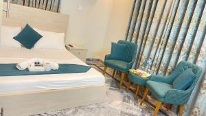 Een bed of bedden in een kamer bij Midways Guest House and Hotels