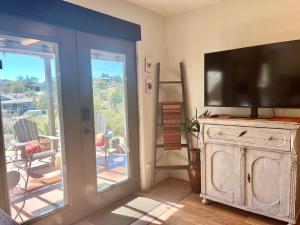 Prickly Pear Unique Studio with bathroom built into the Granite boulders, Amazing Views, Front & back porches, Firepit,Dog friendly的厨房或小厨房