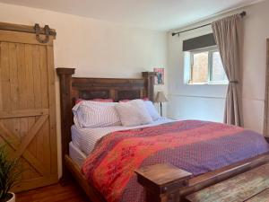 Prickly Pear Unique Studio with bathroom built into the Granite boulders, Amazing Views, Front & back porches, Firepit,Dog friendly客房内的一张或多张床位