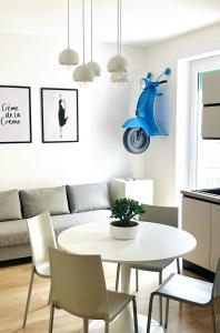 un soggiorno con tavolo e scooter sul muro di Simposio - Luxury Apartment Rome a Roma