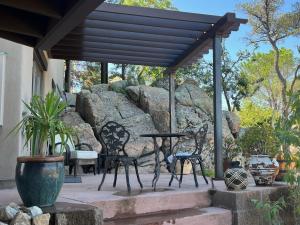 Prickly Pear Unique Studio with bathroom built into the Granite boulders, Amazing Views, Front & back porches, Firepit,Dog friendly外面的花园