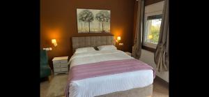 萨莫色雷斯Akrotiri studios的一间卧室，配有一张大床和一扇窗户。