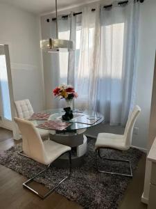 comedor con mesa de cristal y 2 sillas en Bedroom in Southwest C, en Edmonton