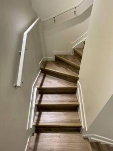una escalera en una casa con suelos de madera en Bedroom in Southwest C, en Edmonton 1 foto más