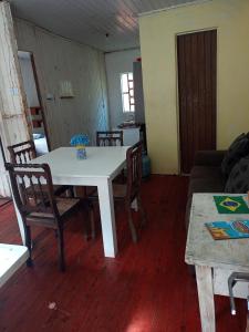 a living room with a white table and chairs at Se sinta em casa nessas férias in Igrejinha