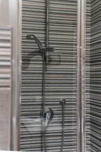 eine Dusche mit Duschkopf im Badezimmer in der Unterkunft Santa Sofia Suite in Lendinara + 12 Fotos