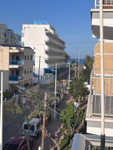 een uitzicht op een straat met auto's en gebouwen bij SATORI Romantyczny azyl dla dwojga 150 m od plaży - apartament z balkonem i parkingiem, Playa de Gandia in Playa de Gandia +15 foto's