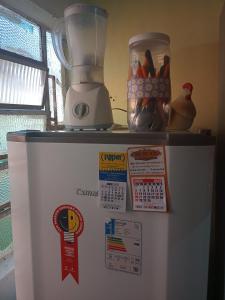 a blender sitting on top of a refrigerator at Se sinta em casa nessas férias in Igrejinha