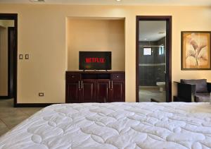 Luxurious Jaco Apt in Monaco Condominiums, a Poolside Gem tesisinde bir televizyon ve/veya eğlence merkezi
