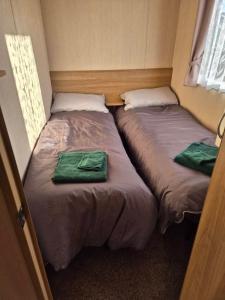 Ένα ή περισσότερα κρεβάτια σε δωμάτιο στο Lyons Robin Hood Holiday Park +4 φωτογραφίες