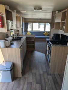 Η κουζίνα ή μικρή κουζίνα στο Lyons Robin Hood Holiday Park