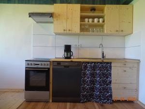 Kuchyň nebo kuchyňský kout v ubytování Útulný apartmán Vážka u Pastvinské přehrady v Orlických horách