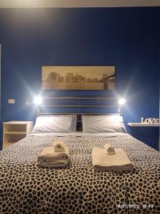 sypialnia z łóżkiem i dwoma ręcznikami na nim w obiekcie Travel and Living w mieście Trani