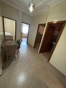 a living room with a table and chairs and a mirror at Appartement à Houma, proche Port Tanger Med in Dalia