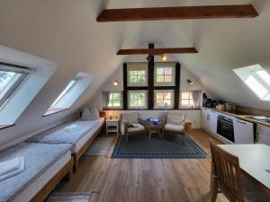 a room with a bed and a kitchen with windows at Altes Backhaus Bauernhof Vogel in Rohrsen