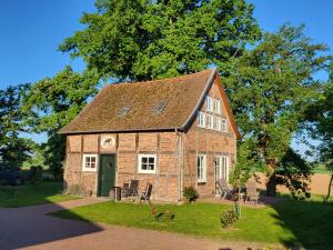 an old red brick house with a green door at Altes Backhaus Bauernhof Vogel in Rohrsen