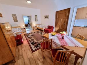 Posedenie v ubytovaní Apartment in a historical house in the center of Levoča + 37 fotografií