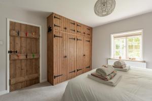 Postel nebo postele na pokoji v ubytování Plantagenet, A Historic Country Cottage with Pool and Hot Tub + 73 fotografií