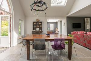 TV a/nebo společenská místnost v ubytování Plantagenet, A Historic Country Cottage with Pool and Hot Tub